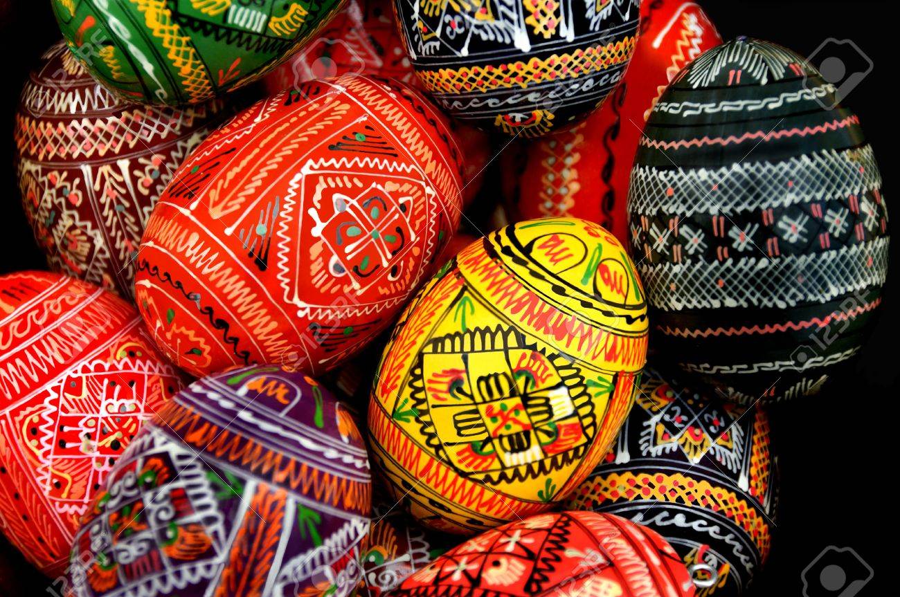 15555925-porcelana-diferente-ruso-de-color-y-diseño-pintado-huevos